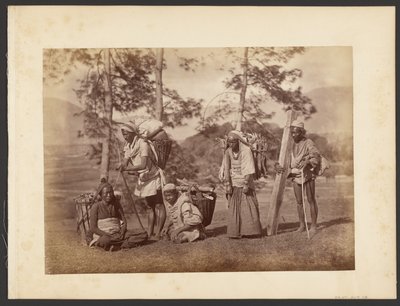 [Groep mannen die manden dragen] door John Thomson