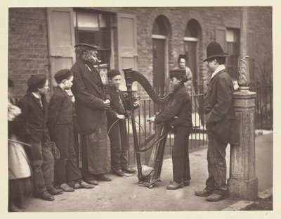 Italiaanse straatmuzikanten door John Thomson