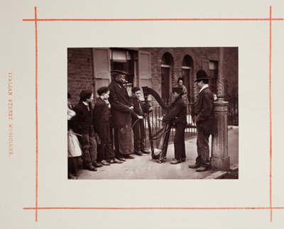 Italiaanse Straatmuzikanten, 1877 door John Thomson