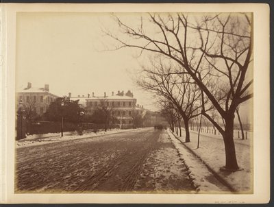 [besneeuwde weg] door John Thomson