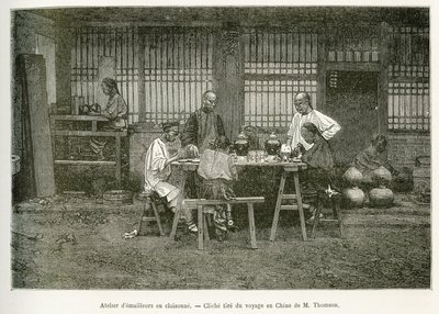 De ambachtslieden van een cloisonné-werkplaats in Peking. Gravure naar een foto van M. Thomson ter illustratie van de reis naar Peking en Noord-China, door T. Chutze, in 1873, gepubliceerd in 