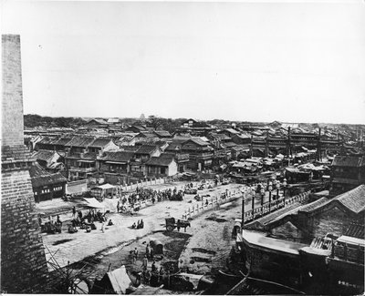 Uitzicht op de Centrale Straat in de Chinese wijk van Peking, ca. 1870 door John Thomson