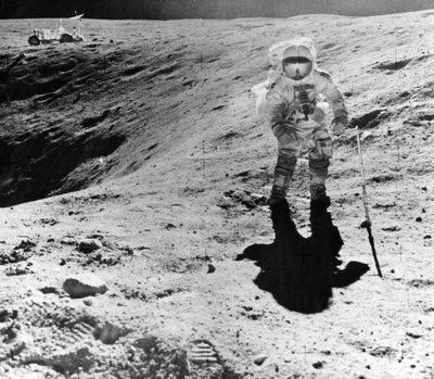 Charles Duke verzamelt monsters op de Descartes-landingsplaats tijdens de Apollo 16-missie door John Watts Young