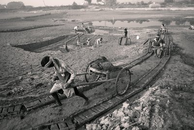 Baksteenfabrieken in Kolkata, India, 2016 (foto) door Jon Nicholson