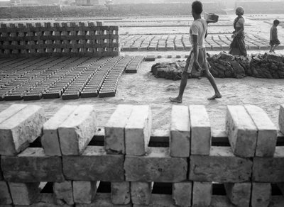Baksteenfabrieken in Kolkata, India, 2016 (foto) door Jon Nicholson
