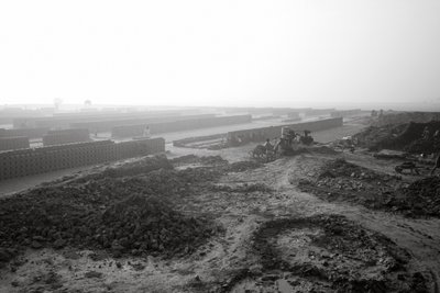 Baksteenfabrieken in Kolkata, India, 2016 (foto) door Jon Nicholson