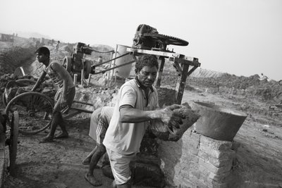 Baksteenfabrieken in Kolkata, India, 2016 (foto) door Jon Nicholson