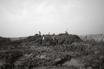 Baksteenfabrieken in Kolkata, India, 2016 (foto) door Jon Nicholson