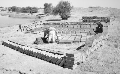 Baksteenfabrieken in Rajasthan, India, 2016 (foto) door Jon Nicholson