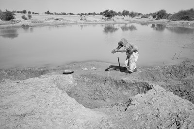 Baksteenfabrieken in Rajasthan, India, 2016 (foto) door Jon Nicholson