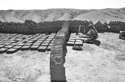 Baksteenfabrieken in Rajasthan, India, 2016 (foto) door Jon Nicholson