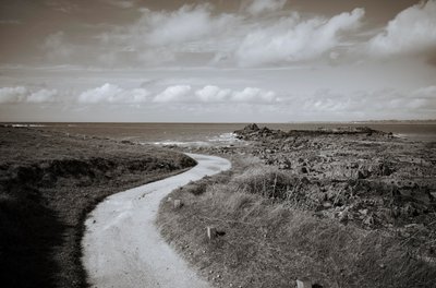 Locquirec in Bretagne en La Roche Tombee, vallend gesteente, 2022 (foto) door Jon Nicholson