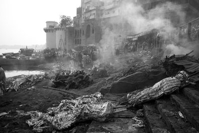 Manikarnika Ghat, Varanasi, 2016 (foto) door Jon Nicholson