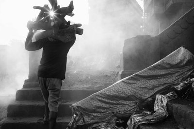 Manikarnika Ghat, Varanasi, 2016 (foto) door Jon Nicholson