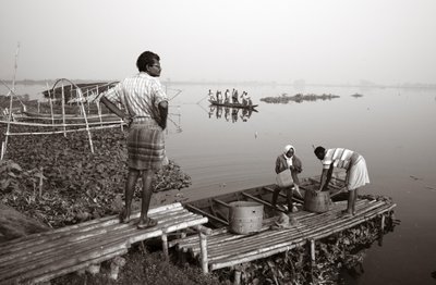 Wetlandvissen in Kolkata, 2016 (foto) door Jon Nicholson