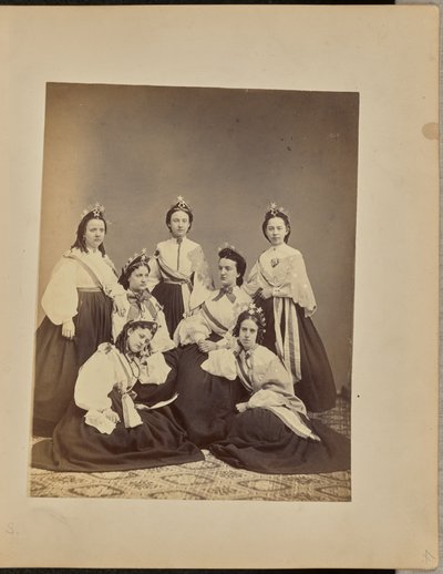 [Groepsportret van vrouwen met kronen en sjerpen]. door Jordan H. Abbott