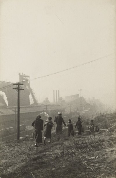 [Vrouwen in de buurt van Industrieel Complex]. door José Alemany