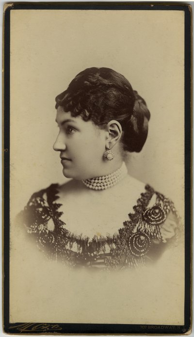 Mevrouw William Astor (sepia print) door José Maria Mora