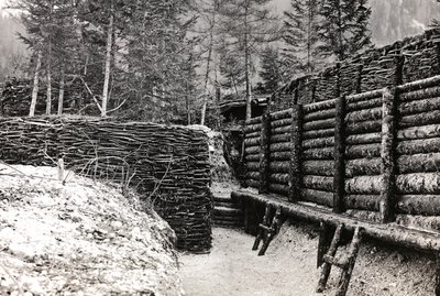 Album "Meine weltkriegs - Erinnerungen South-West Front (Karinthië, Italië, Zuid-Tirol) 31/03/1915-12/11/1918 - Josef Zohles Wenen": barrière van houtblokken door Josef Zohles