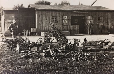 Album "Meine weltkriegs - Erinnerungen South-West Front (Karinthië, Italië, Zuid-Tirol) 31/03/1915-12/11/1918 - Josef Zohles Wenen": resten van een Italiaans vliegtuig door Josef Zohles