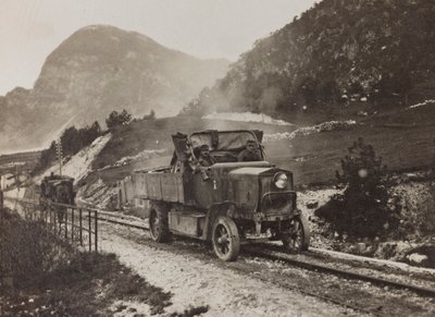 Album "Meine weltkriegs - Erinnerungen South-West Front (Karinthië, Italië, Zuid-Tirol) 31/03/1915-12/11/1918 - Josef Zohles Wenen": militaire voertuigen langs de door Josef Zohles