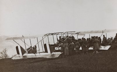Album "Meine weltkriegs - Erinnerungen South-West Front (Karinthië, Italië, Zuid-Tirol) 31/03/1915-12/11/1918 - Josef Zohles Wien": Oostenrijkse soldaten en vliegtuig door Josef Zohles