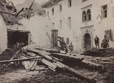Album "Meine weltkriegs - Erinnerungen Zuidwestfront (Karinthië, Italië, Zuid-Tirol) 31/03/1915-12/11/1918 - Josef Zohles Wien": soldaten en puin in Valb door Josef Zohles