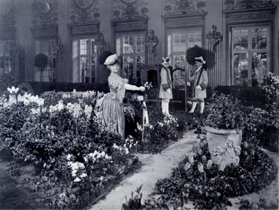 Rejane (Gabrielle Charlotte Reyu, genoemd) (1856-1920), Franse comédienne die in een stoel aankomt om een baljurk te dragen in New York in 1905 door Joseph Byron