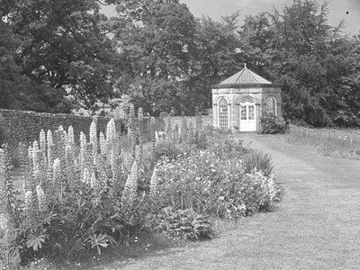 Zomerhuis of folly in tuin met gazon en bloemperken door Joseph Hardman