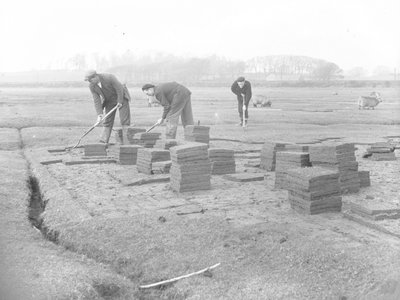 Graszodensnijders die graszoden snijden, tillen en stapelen door Joseph Hardman