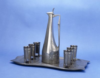 Een Edelzinn acht-delige tinnen drankset door Joseph Maria Olbrich