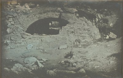 Athene. Tempel van Minerva Poliade (voorgrond) / [Cisterne opening aan de voet van het Erechtheion, Akropolis, Athene. door Philibert Joseph Girault de Prangey