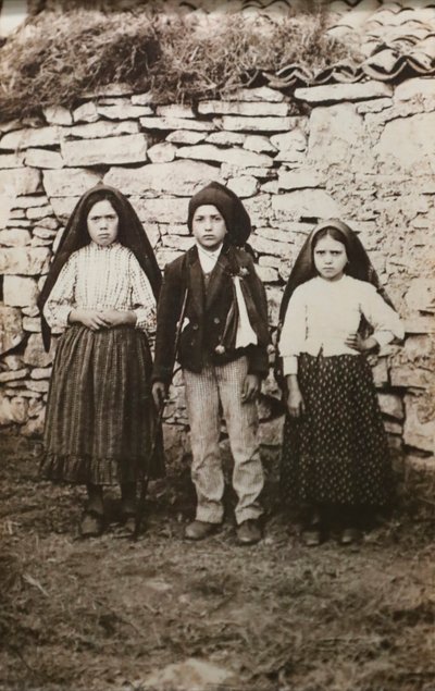 Heiligdom van Fatima. Lucia dos Santos en haar neven Francisco en Jacinta Marto. Onze-Lieve-Vrouw van Fatima. Portugal. door Joshua Benoliel