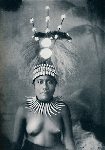 Een Samoaanse vrouw met een kraag van potvistanden en een ceremoniële hoofdtooi door Josiah Martin
