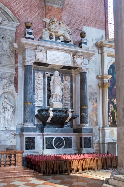 Monument gewijd aan de prins van Modena Almerico d