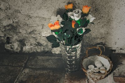 Kaarsen voor de zeelieden, uit de serie, Chapelle du Canal, 2016 (foto) door Joy Lions