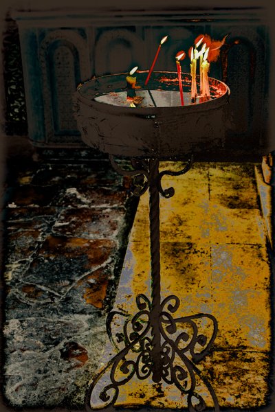 Devotiekaarsen; uit de serie Kerk van het Heilig Graf, 2016 (foto) door Joy Lions