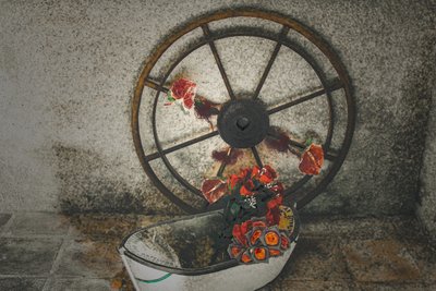 Bloemen voor de zeelieden, uit de serie, Chapelle du Canal, 2016 (foto) door Joy Lions