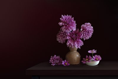 Stemmingsvol dahlia-boeket door Juan Antonio Palacios