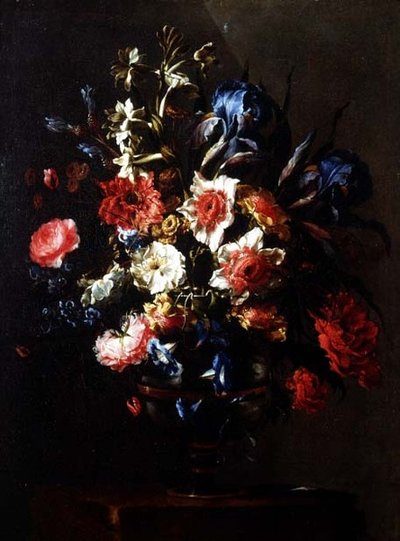 Iris, pioenen, winde en andere bloemen in een urn op een voetstuk door Juan de Arellano
