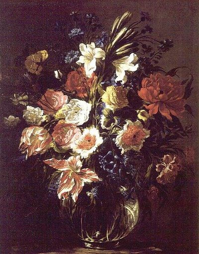 Lelies, pioenen, tulpen, korenbloemen en andere bloemen in een glazen vaas op een voetstuk door Juan de Arellano
