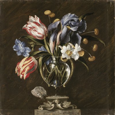 Tulpen, narcissen, irissen en andere bloemen in een glazen vaas op een gebeeldhouwde standaard, met een vlinder door Juan de Arellano