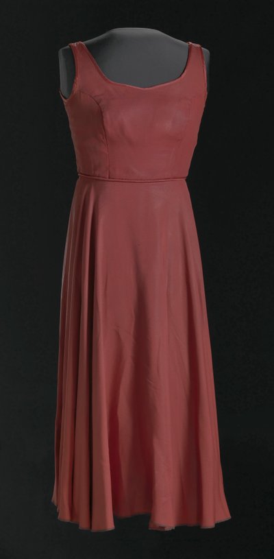 Kostuumjurk voor Dame in Rood uit voor gekleurde meisjes... op Broadway door Judy Dearing