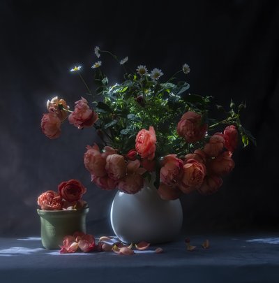 Stilleven met stemmige rozen door Judy Tseng