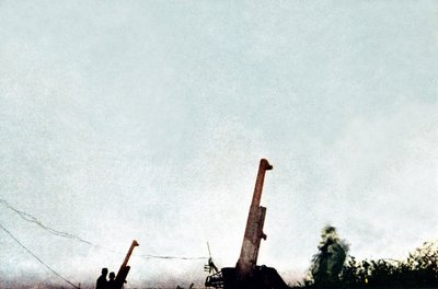 Luchtafweergeschut in actie: sinds 21 februari zijn 25 vliegtuigen en een ballon neergeschoten door de batterijen, Verdun, september 1916 door Jules Gervais Courtellemont