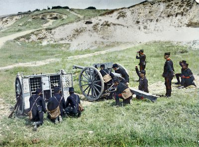 Franse soldaten met een mortier, tijdens de Slag bij de Marne ten oosten van Parijs, september 1914 door Jules Gervais Courtellemont