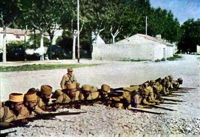 Marokkaanse schutters en een Franse officier aan de rand van het dorp tijdens de Slag om de Marne ten oosten van Parijs, september 1914 door Jules Gervais Courtellemont