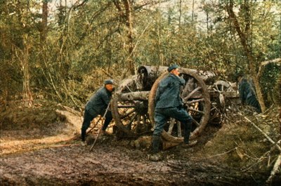 Drie Franse soldaten in het bos met een houwitser, Verdun, september 1916 door Jules Gervais Courtellemont
