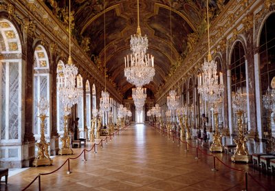 Architectuur: uitzicht op de Spiegelzaal in Versailles gerestaureerd door architect Jules Hardouin-Mansart en gebouwd van 1678 tot 1684. Kasteel van Versailles, Versailles door Jules Hardouin Mansart