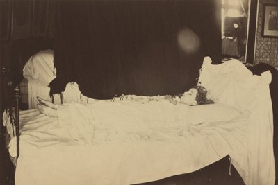 Sterfbedstudie van Adeline Grace Clogstoun, 1872 door Julia Margaret Cameron